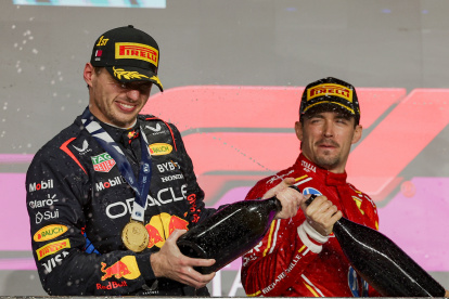 Max Verstappen (i) celebra junto a Charles Leclerc, quien quedó segundo en Qatar.