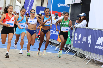 Rosalba Chacha (segunda desde la izquierda) durante la prueba de media maratón, relevos mixtos.