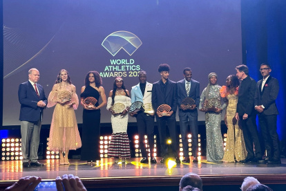 Daniel Pintado (d) durante la gala en Mónaco, junto al resto de finalistas para el galardón.