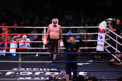 El Nine en medio de uno de los descansos de la pelea que consistió de tres rounds, de dos minutos de tiempo cada uno. Su físico y la altura no lo ayudaron mucho.