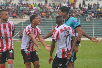 Jugadores de técnico Universitario reclaman al árbitro en el partido ante El Nacional por la fecha 15 de la segunda fase de LigaPro