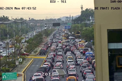 La fila se extendía hasta la Aurora, reportan usuarios.