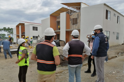Labor. Un grupo de profesionales en una obra, el gremio de trabajadores dicen que ellos también merecen un incremento de salario.
