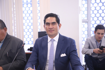 Zapata es Ingeniero en Sistemas e Informática por la Escuela Politécnica del Ejército.