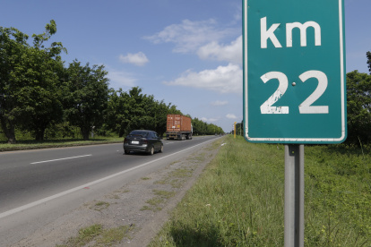 CADÁVER DE MUJER DE APROXIMADAMENTE 20 AÑOS FUE HALLADA EN EL KILÓMETRO 22 DE LA VÍA DURÁN-BOLICHE.
MUJER HALLADA MUERTA EN LA VÍA GUAYAQUIL - MILAGRO A LA ALTURA DEL KM. 22 DE DICHA VIA / JIMMY NEGRETE / GUAYAQUIL-ECUADOR.