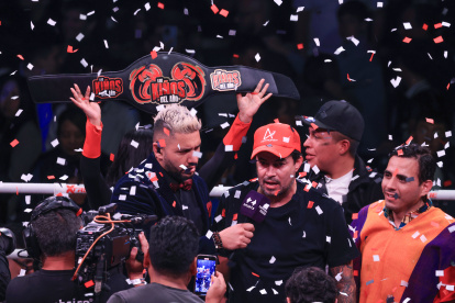 Kaviedes (d) luego de proclamarse campeón del desafío boxístico ante Armando Paredes la noche del sábado 30 de noviembre.
