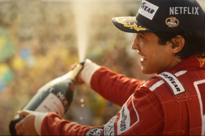 Gabriel Leone interpretando a Ayrton Senna en la nueva serie de Netflix "Senna".