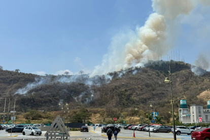 El incendio se divisa desde diferentes partes del norte de la ciudad.