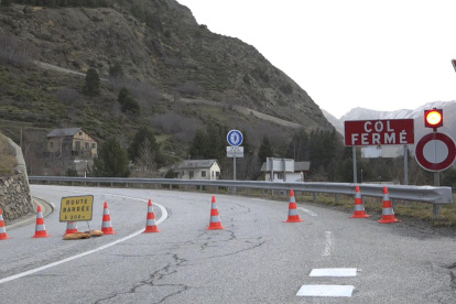 Vista de la carretera cortada en el lugar accidente de autocar, cerca de la localidad de Porté-Puymorens, en el Pirineo francés. El vehículo volvía de Andorra con 47 personas.
