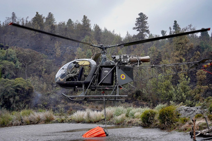 Un aeronave con el sistema Bambi Bucket ha sido desplegada para el incendio forestal en Cerro Azul, en Guayaquil.