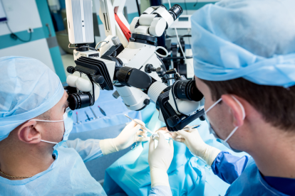 Referencial. Médicos del país realizaron la primera cirugía cerebral asistida por inteligencia artificial.