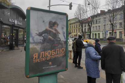 El Gobierno ucraniano sigue reacio a reducir la edad de reclutamiento de 25 a 18 años y continúa buscando formas efectivas de reclutar a nuevos soldados de entre la población susceptible de movilización y de motivar al regreso a miles de desertores.