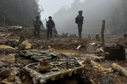 Militares y policías en un operativo de seguridad en el parque nacional Los Farallones, en Cali (Colombia).