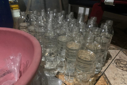 En Solanda se realizó un operativo y se retiró 220 litros de licor sin registro sanitario.