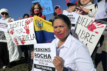El Comercio de Colorado de manifestantes sosteniendo carteles durante una protesta convocada por la líder opositora María Corina Machado para pedir por la libertado de los que consideran "presos políticos", este pasado domingo, en Colorado (Estados Unidos).