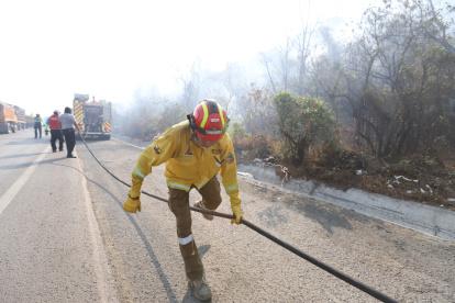Bomberos se mantienen en el sitio para extinguir las llamas.
