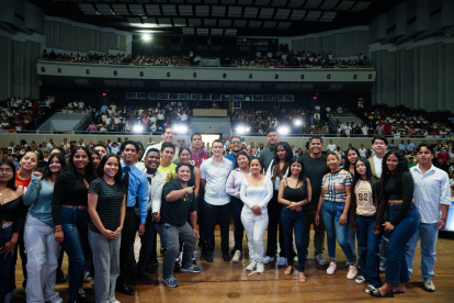 Actividad. El presidente Daniel Noboa posa en medio de jóvenes que se beneficiarán de programa oficial.