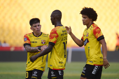 Jugadores de Barcelona al final del partido ante Mushuc Runa, en la fecha 15 de la segunda fase de Ligapro