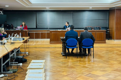 Santiago Cifuentes y su abogado durante la audiencia.