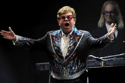 Elton John tiene 77 años.