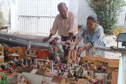 Reinaldo Criollo y Gloria Vivar elaboran el nacimiento gigante desde hace más de 50 años.