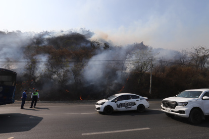 Las autoridades han intensificado esfuerzos para sofocar las llamas, pero hasta la noche de este lunes no han logrado contener el incendio por completo.