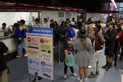 En las boleterías de las paradas del Metro suele haber una sola persona para atender a decenas de pasajeros. Se generan largas filas.