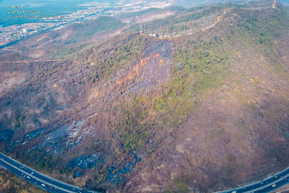 Imagen captada por Segura EP que evidencia la zona afectada en Cerro Azul y los focos aún activos.