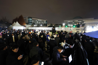 La puerta principal de la Asamblea Nacional en Seúl está abarrotada de gente mientras la policía bloquea la entrada tras la declaración de ley marcial del presidente Yoon Suk Yeol en Seúl, Corea del Sur, el 3 de diciembre de 2024.