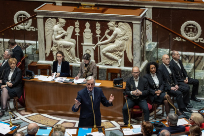 El primer ministro francés, Michel Barnier, habla durante la sesión semanal de preguntas al gobierno, en la Asamblea Nacional en París, el 3 de diciembre de 2024.