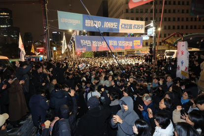 Las personas se reúnen frente a la Asamblea Nacional en Seúl, Corea del Sur, en las primeras horas del 04 de diciembre de 2024.