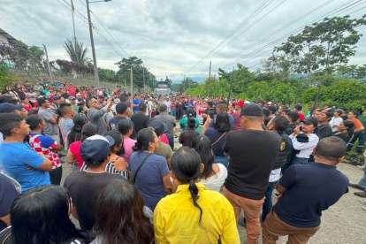 Caso. Los manifestantes aseguran que se levantará la medida cuando se disponga no seguir con la contratación pública.