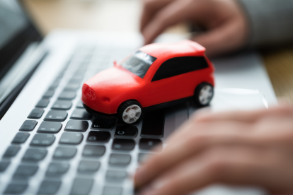 El SENAE verifica el estado del auto para asegurarse de que cumple con las condiciones establecidas.