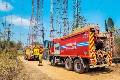 Al menos cien bomberos continúan en Cerro Azul intentado contener los focos aún activos o en riesgo de activarse.