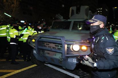 Policías y un vehículo militar en el exterior de la Asamblea Nacional después de que el presidente de Corea del Sur, Yoon Suk Yeol, declarara la ley marcial en Seúl, Corea del Sur