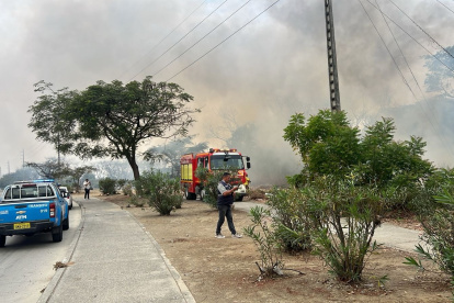 Unidades de Bomberos de Guayaquil y la ATM acudieron para atender la emergencia.