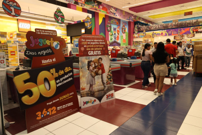 Las facilidades de pago son parte del enganche comercial que hacen las tiendas.