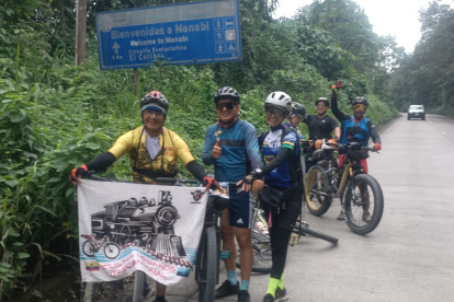 Los ciclistas tras llegar a la meta sacaron sus banderas.