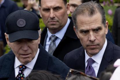 El presidente de Estados Unidos, Joe Biden (izq.) y su hijo Hunter Biden (der.) asisten a la Marcha de los Huevos de Pascua de 2024 en el Jardín Sur de la Casa Blanca en Washington.