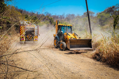 Con maquinaria pesada se abrieron líneas corta fuego en el cerro Azul, este martes 3 de diciembre.
