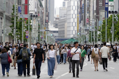 Decenas de jóvenes pasean por la calle principal de Ginza, el distrito comercial de Tokio, el 29 de abril de 2024.