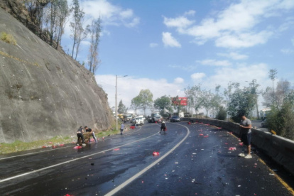 Pedazos de las botellas rotas quedaron sobre una curva de la avenida Simón Bolívar.