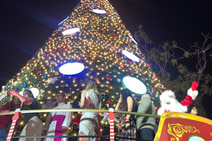 El árbol navideño del Malecón 2000 se encendió pasadas las 19:00 de este martes 3 de diciembre.