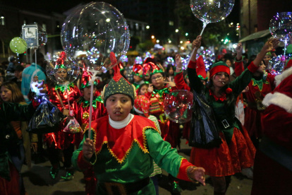 Niños participan este lunes en un desfile navideño en La Paz (Bolivia).