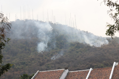 Varios focos del incendio se evidenciaron en zonas aledañas a urbanizaciones en Los Ceibos.