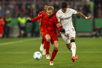 Konrad Laimer del Munich y Piero Hincapie del Leverkusen en la Copa Alemana.
