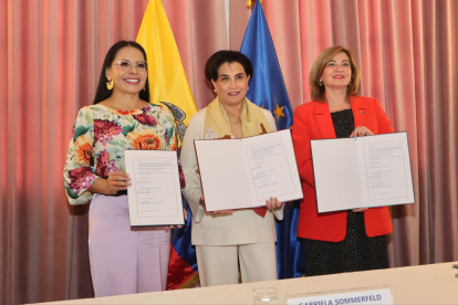 La presidenta del CNE, Diana Atamaint, la canciller de Ecuador, Gabriela Sommerfel y Jekaterina Doródnova, embajadora de la Unión Europea.