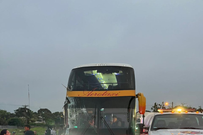 Un bus interprovincial colisionó con un camión en el kilómetro 47 de la vía Jujan - Tres Postes.