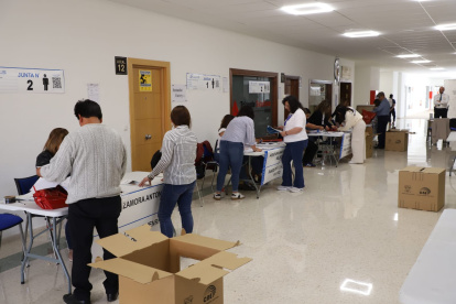 Dato. El 21 de abril fue la última vez que se instalaron mesas de votaciones en el exterior. La foto es de los votantes en Málaga.