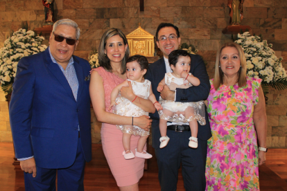 Las mellizas con Danilo Ycaza, Belén Ycaza, Omar Ordóñez y María Elena de Ycaza.